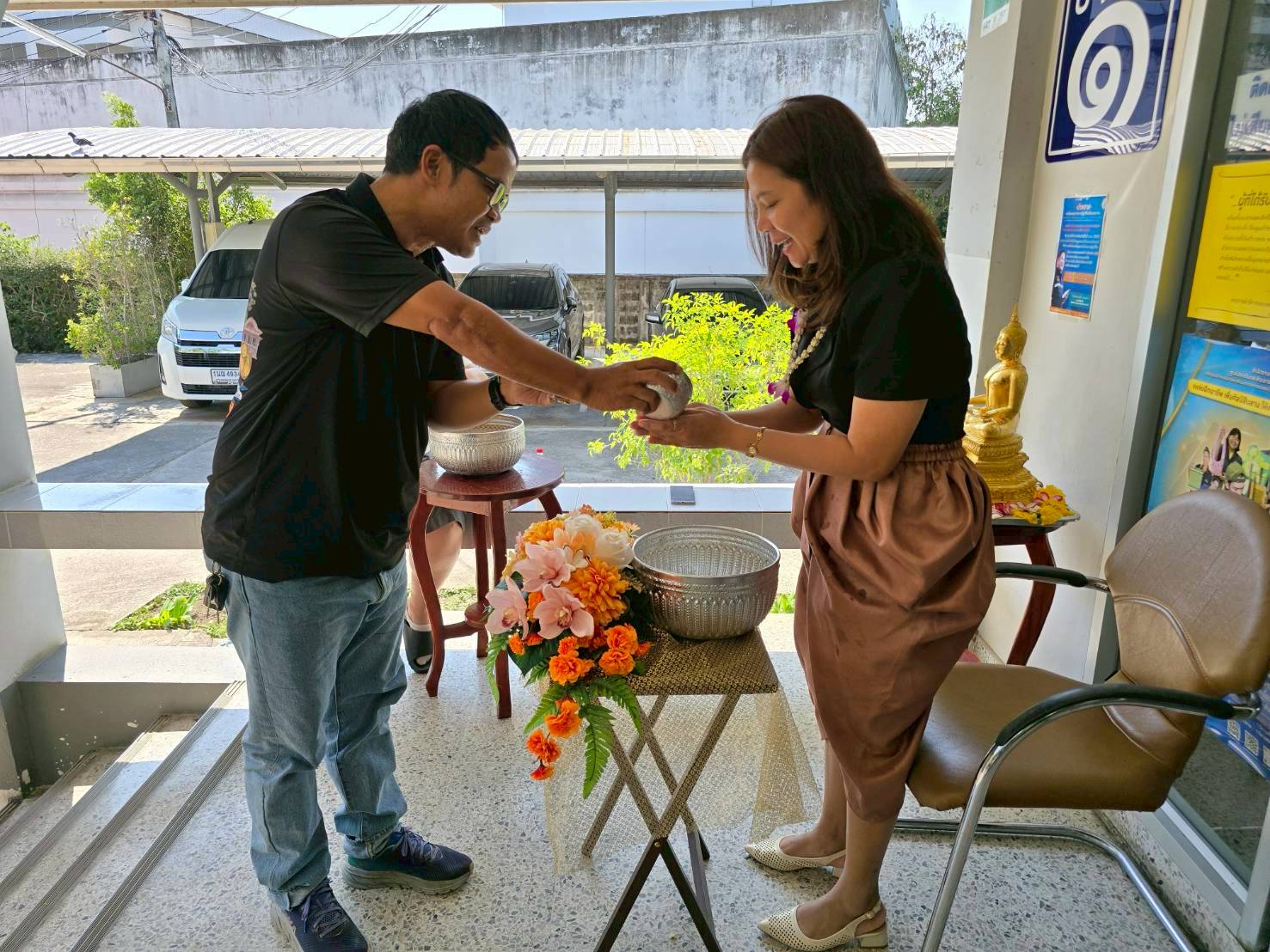 title - สำนักงานการปฏิรูปที่ดินจังหวัดเพชรบุรี ร่วมสืบสานวัฒนธรรม ประเพณีวันสงกรานต์ สรงน้ำพระและ รดน้ำขอพรปฏิรูปที่ดินจังหวัดเพชรบุรี